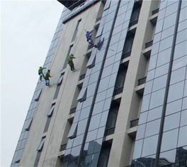 保潔工作注意事項:外墻玻璃清洗方法