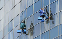 玻璃幕墻清洗有哪些注意事項(xiàng)呢?