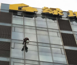 高空外墻要怎么去清洗呢?