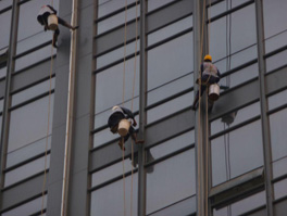 外墻清洗主要是清理哪些環境污染?