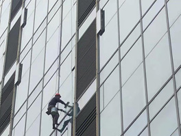 外墻清洗對高空作業員工要求嚴格