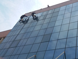 建筑物底層外墻清洗玻璃裝飾材料表面的清潔保養工藝